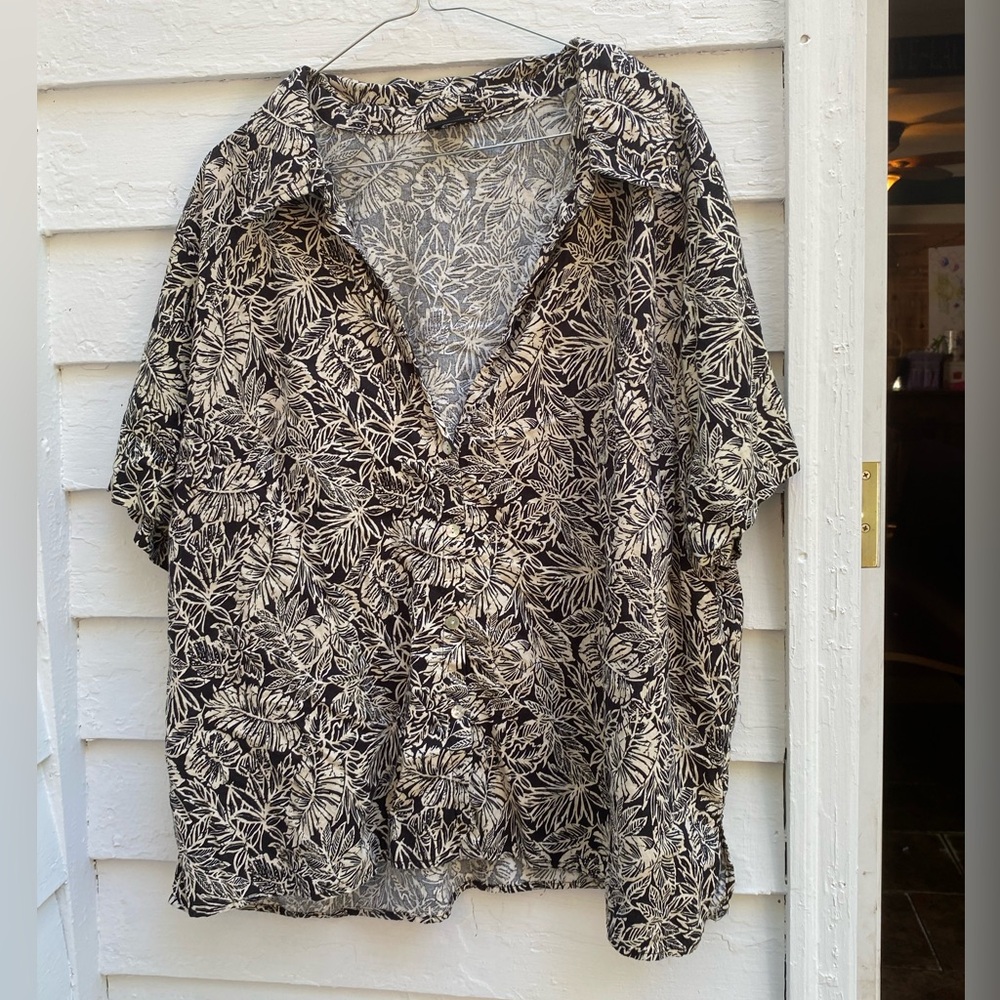 Jones New York Black and Cream Tropical 🌴 Patterned button down vneck Shirt